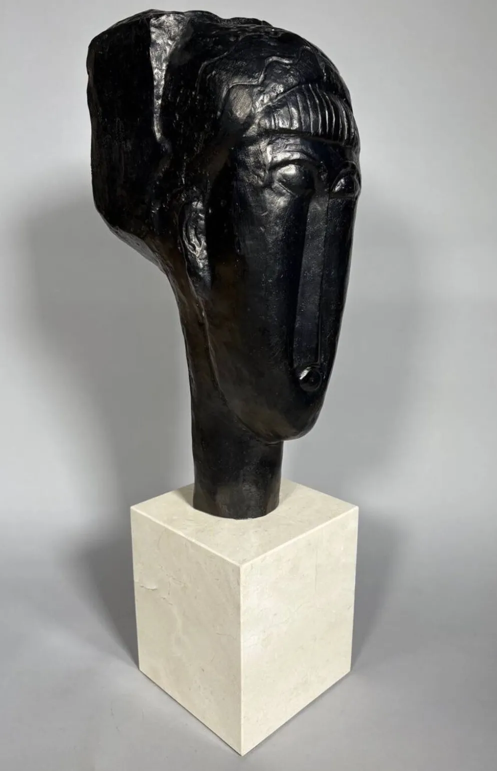 Amédéo Modigliani (1884-1920) Sculpture "Tête de jeune fille à la frange"