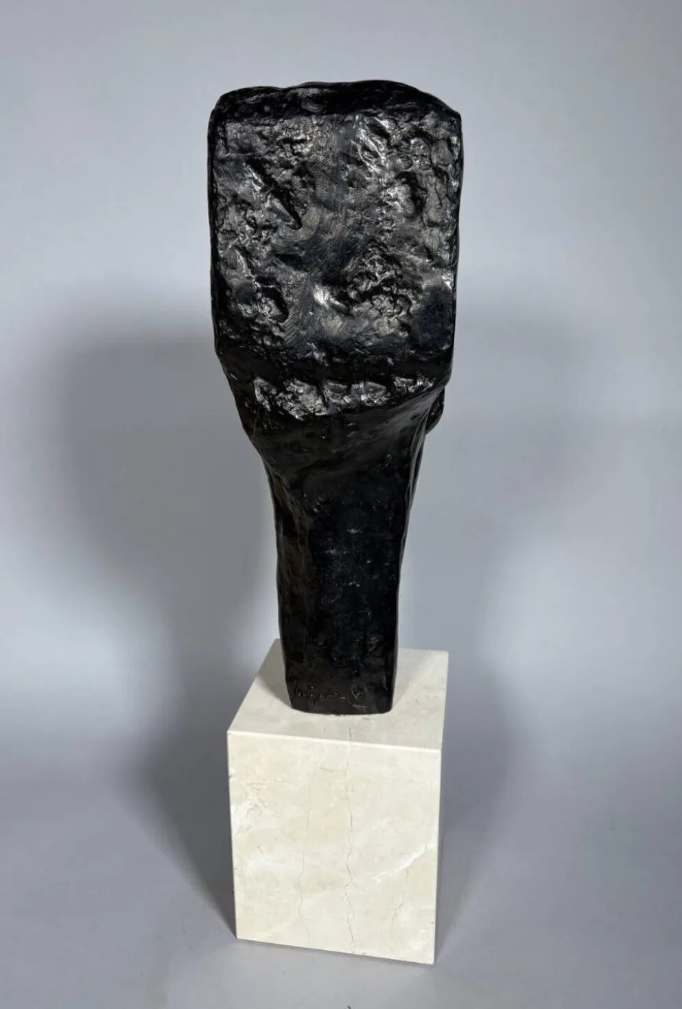 Amédéo Modigliani (1884-1920) Sculpture "Tête de jeune fille à la frange"