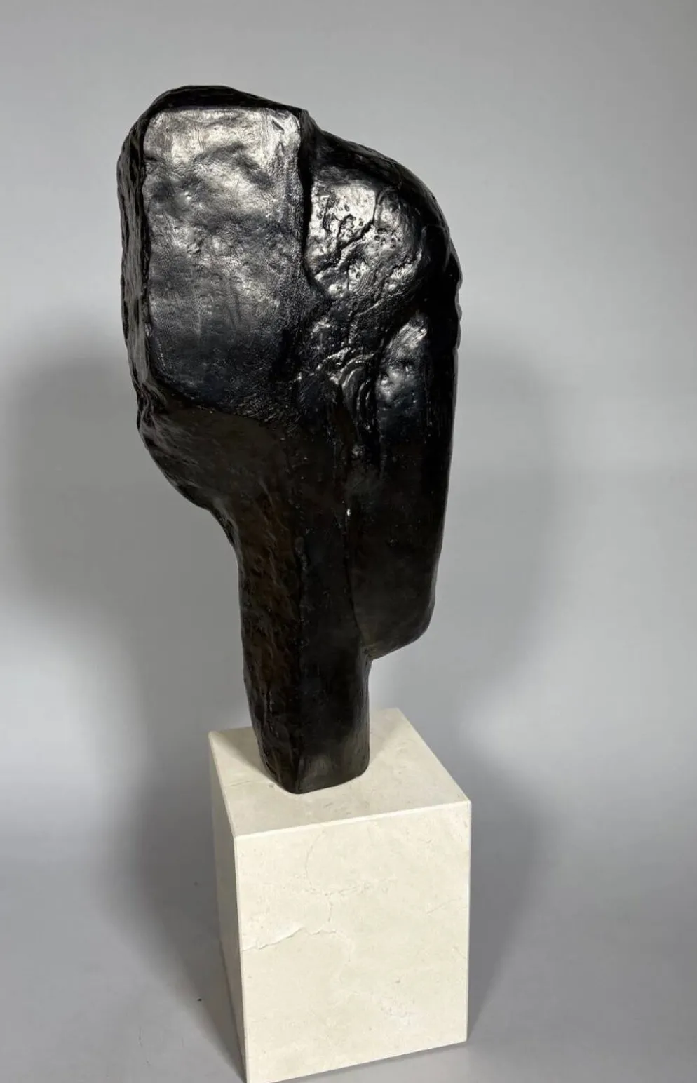 Amédéo Modigliani (1884-1920) Sculpture "Tête de jeune fille à la frange"