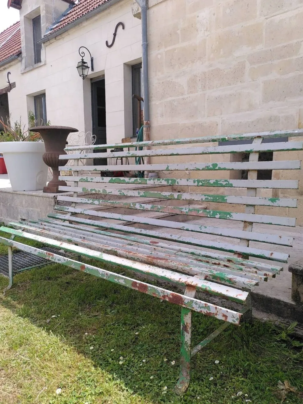 Ancien banc de jardin en métal