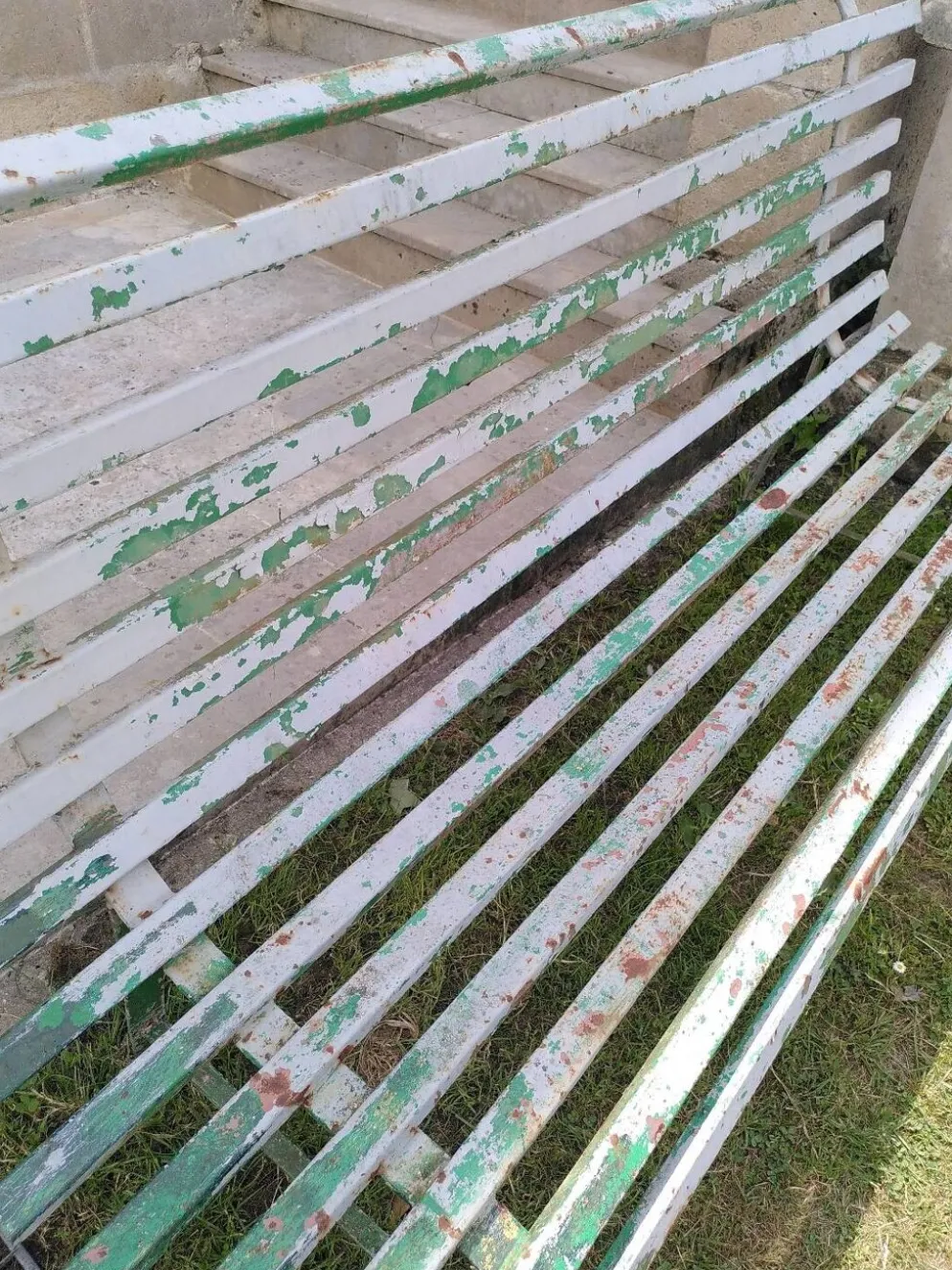 Ancien banc de jardin en métal
