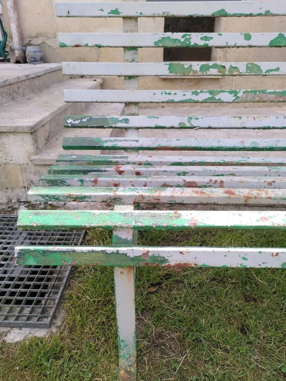 Ancien banc de jardin en métal