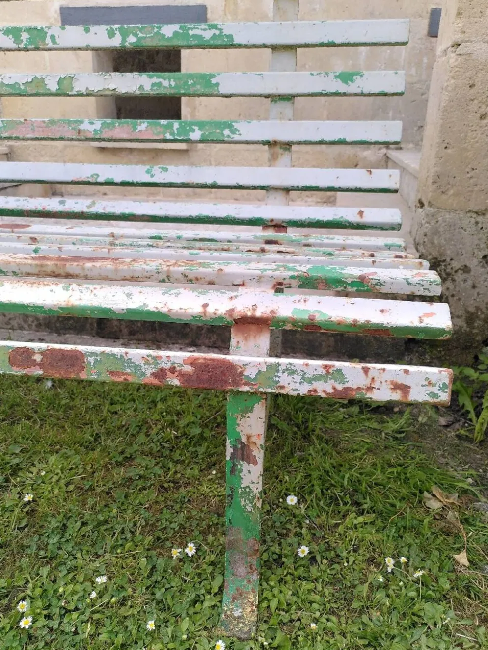 Ancien banc de jardin en métal