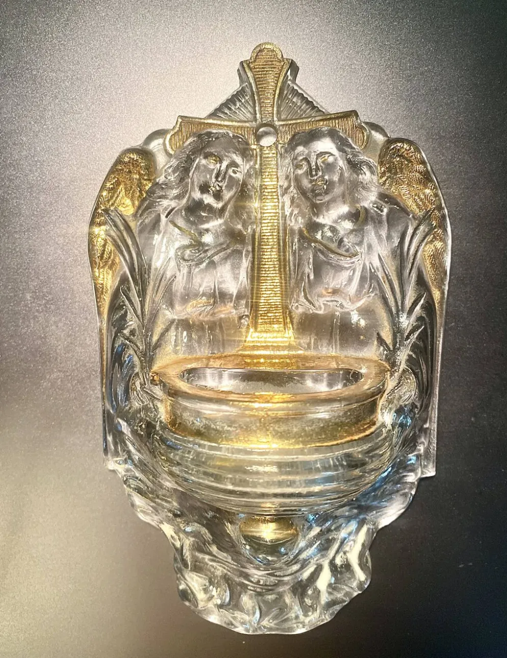 Ancien benitier mural en verre moulé décor anges