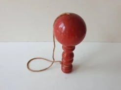 Ancien Bilboquet en bois - couleur rouge Hauteur 17.5 Cm