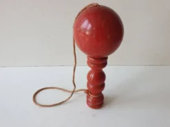 Ancien Bilboquet en bois - couleur rouge Hauteur 17.5 Cm
