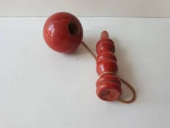 Ancien Bilboquet en bois - couleur rouge Hauteur 17.5 Cm