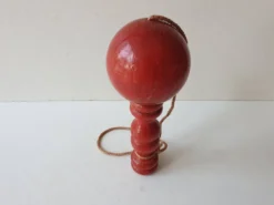 Ancien Bilboquet en bois - couleur rouge Hauteur 17.5 Cm