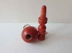 Ancien Bilboquet en bois - couleur rouge Hauteur 17.5 Cm