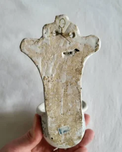 Ancien Bénitier en Faïence bleue et blanche Christ Croix