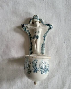 Ancien Bénitier en Faïence bleue et blanche Christ Croix