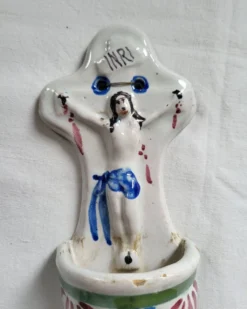 Ancien Bénitier en Faïence Croix émaillée INRI