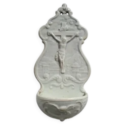 Ancien Bénitier en Faïence fine Creil et Montereau blanc Croix Christ