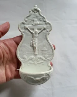 Ancien Bénitier en Faïence fine Creil et Montereau blanc Croix Christ