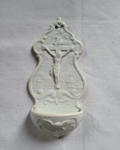 Ancien Bénitier en Faïence fine Creil et Montereau blanc Croix Christ