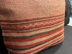 Ancien coussin rose authentique
