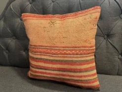 Ancien coussin rose authentique