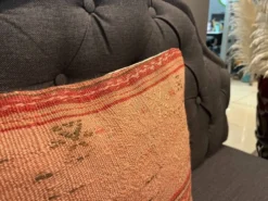 Ancien coussin rose authentique