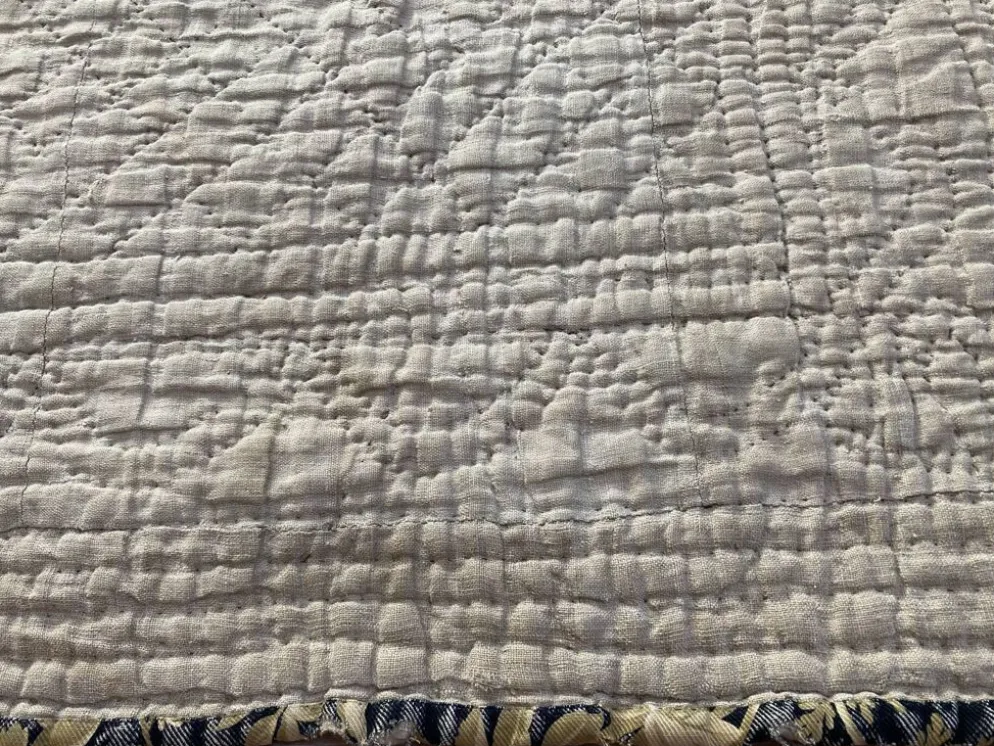 Ancien couvre lit boutis piqué à la main tissu floral 19 ème siècle