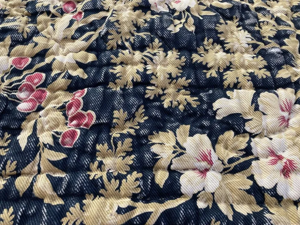 Ancien couvre lit boutis piqué à la main tissu floral 19 ème siècle