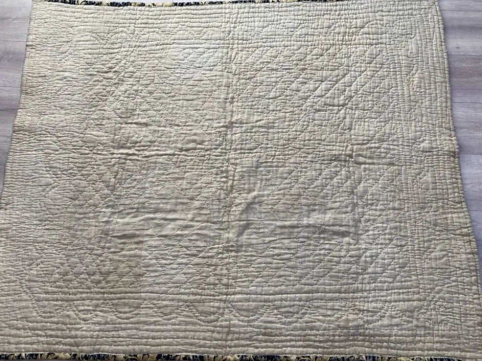 Ancien couvre lit boutis piqué à la main tissu floral 19 ème siècle