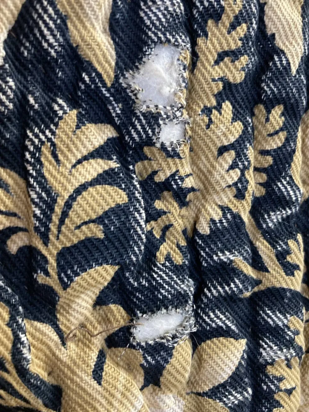 Ancien couvre lit boutis piqué à la main tissu floral 19 ème siècle