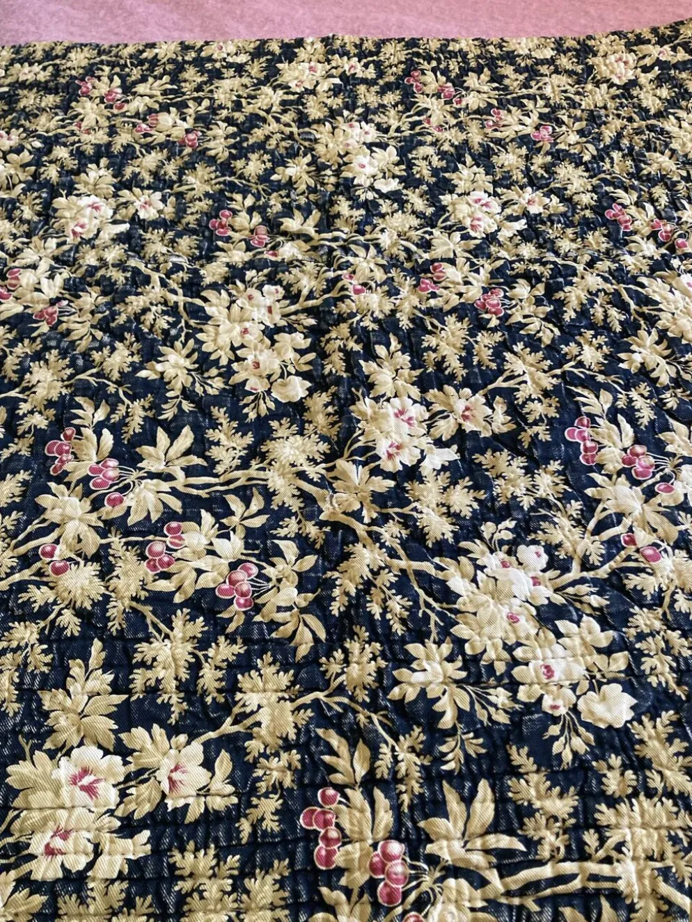 Ancien couvre lit boutis piqué à la main tissu floral 19 ème siècle