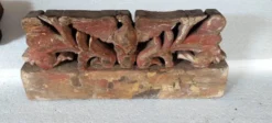 Ancien fragment d'une chariot en bois sculpté sicilien du XIXe siècle