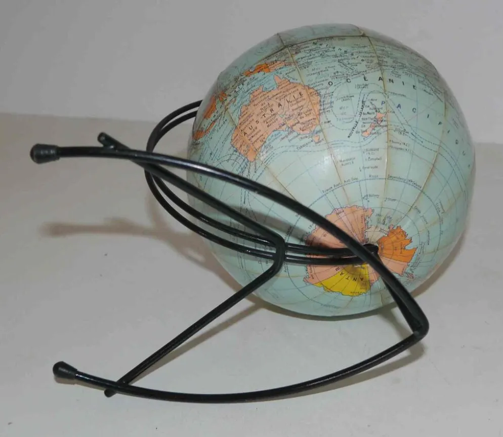 Ancien globe terrestre en carton Girard et Barrère années 50
