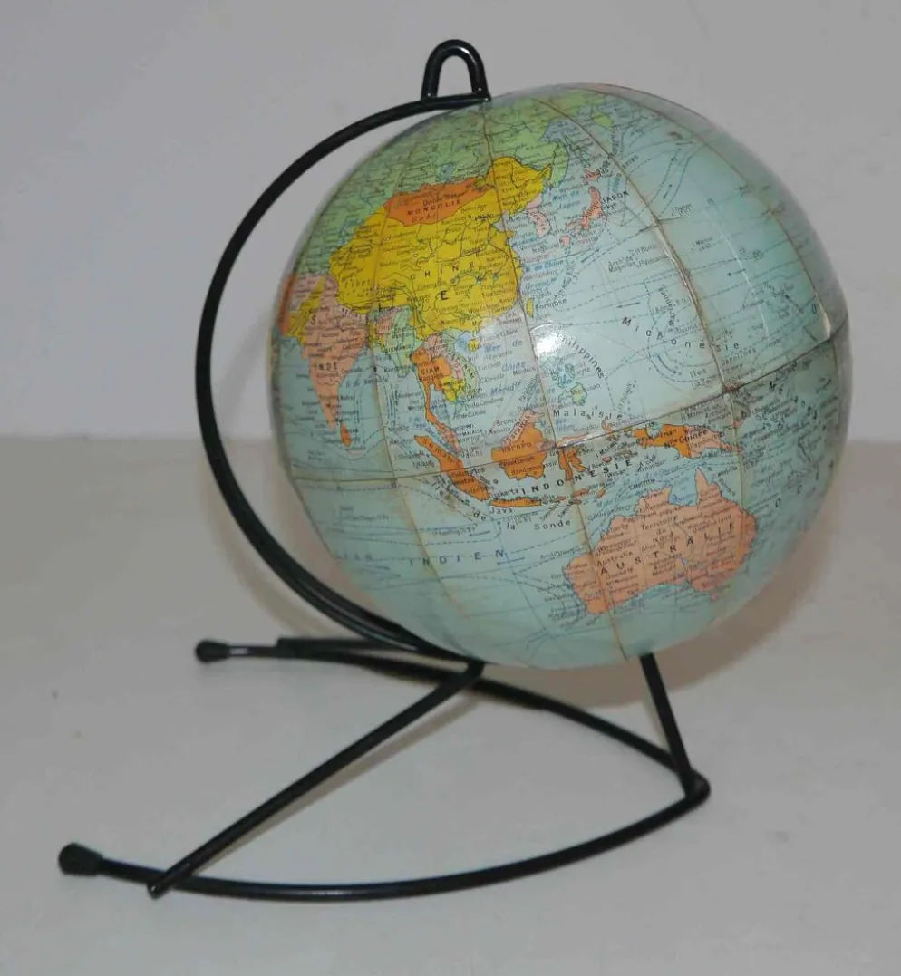 Ancien globe terrestre en carton Girard et Barrère années 50