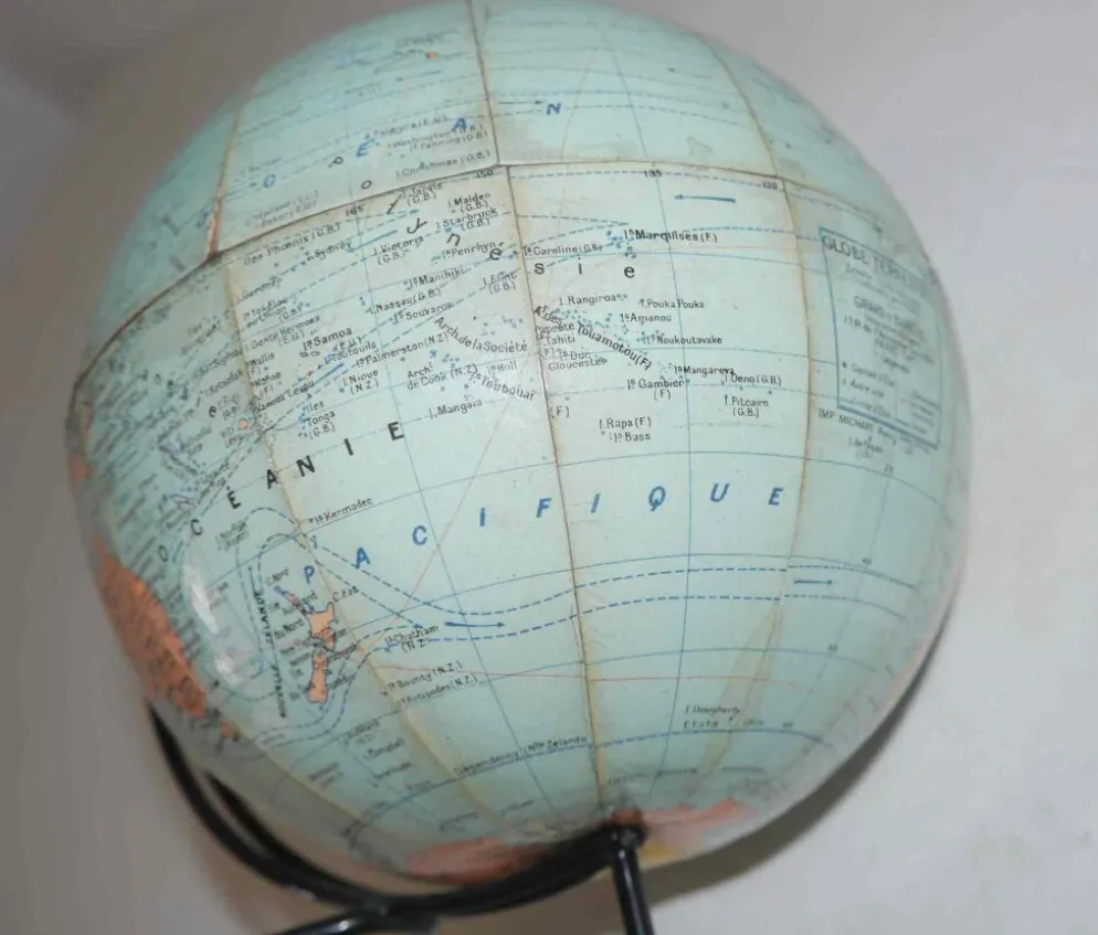 Ancien globe terrestre en carton Girard et Barrère années 50