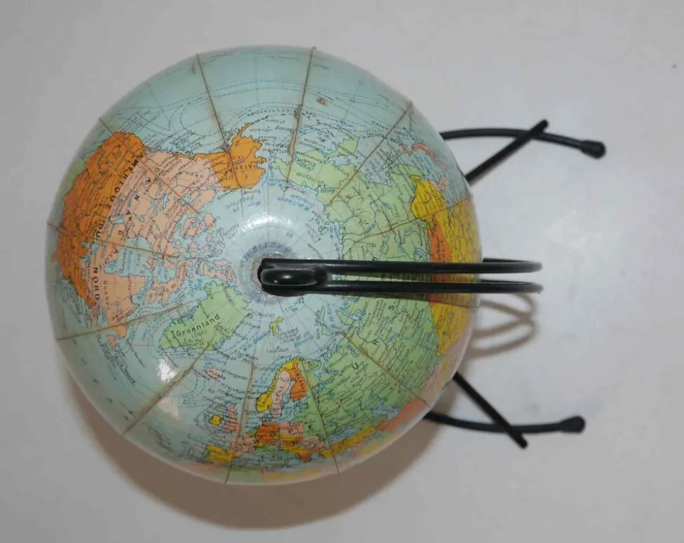 Ancien globe terrestre en carton Girard et Barrère années 50