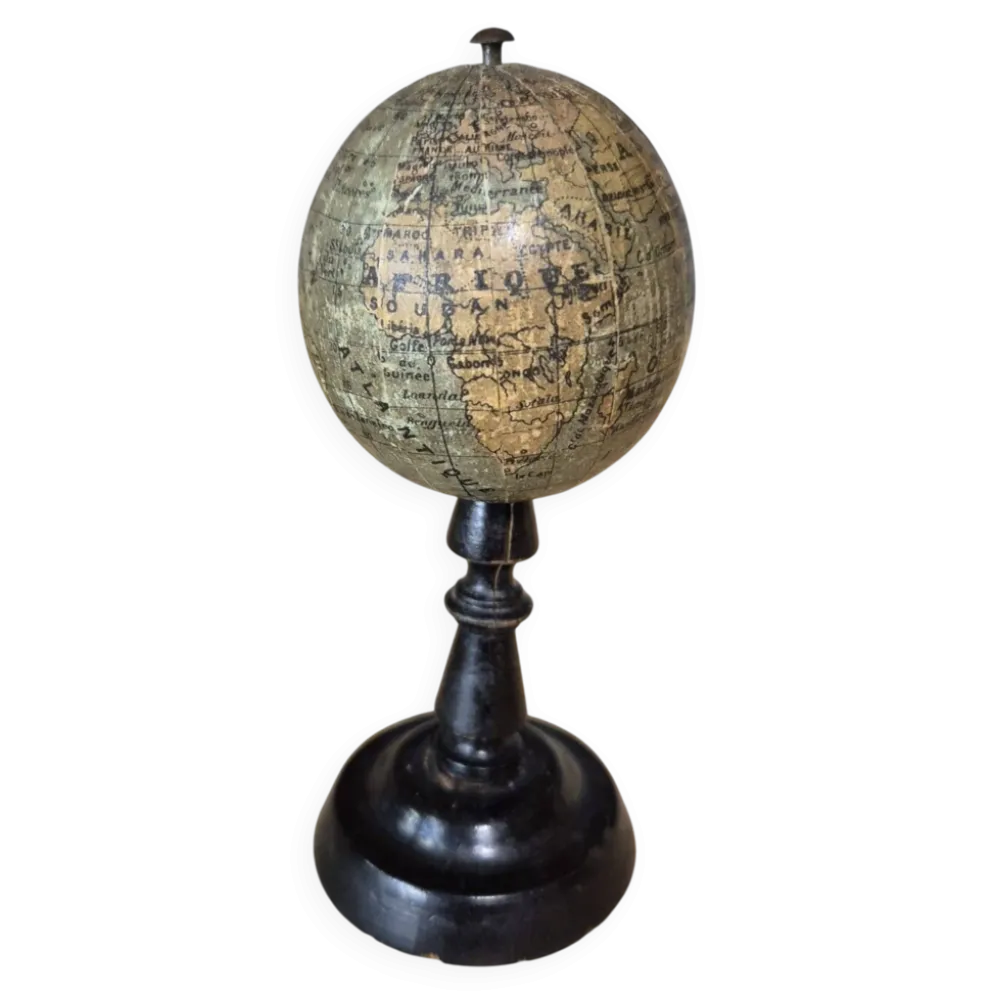 Ancien globe terrestre miniature