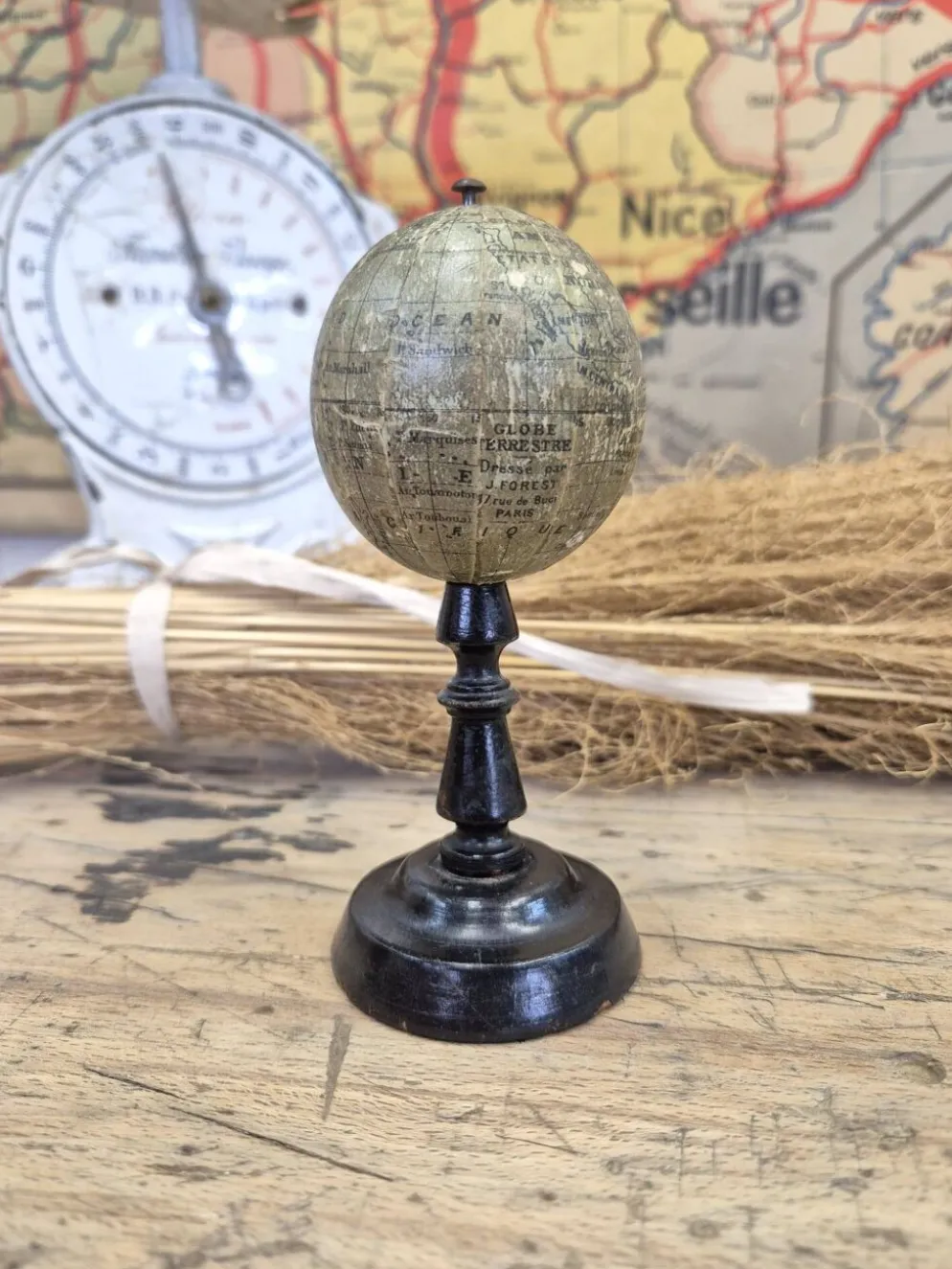 Ancien globe terrestre miniature
