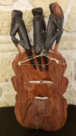 Ancien grand masque mural africain en bois sculpté
