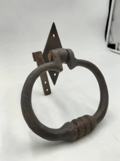 Ancien heurtoir en fer forgé