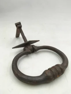 Ancien heurtoir en fer forgé