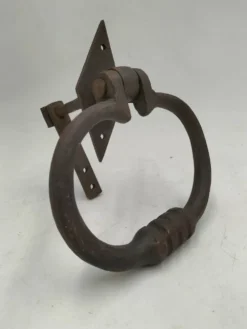 Ancien heurtoir en fer forgé