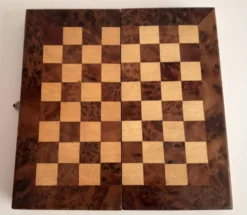 Ancien jeu d'échec en bois avec coffret bois pliant.