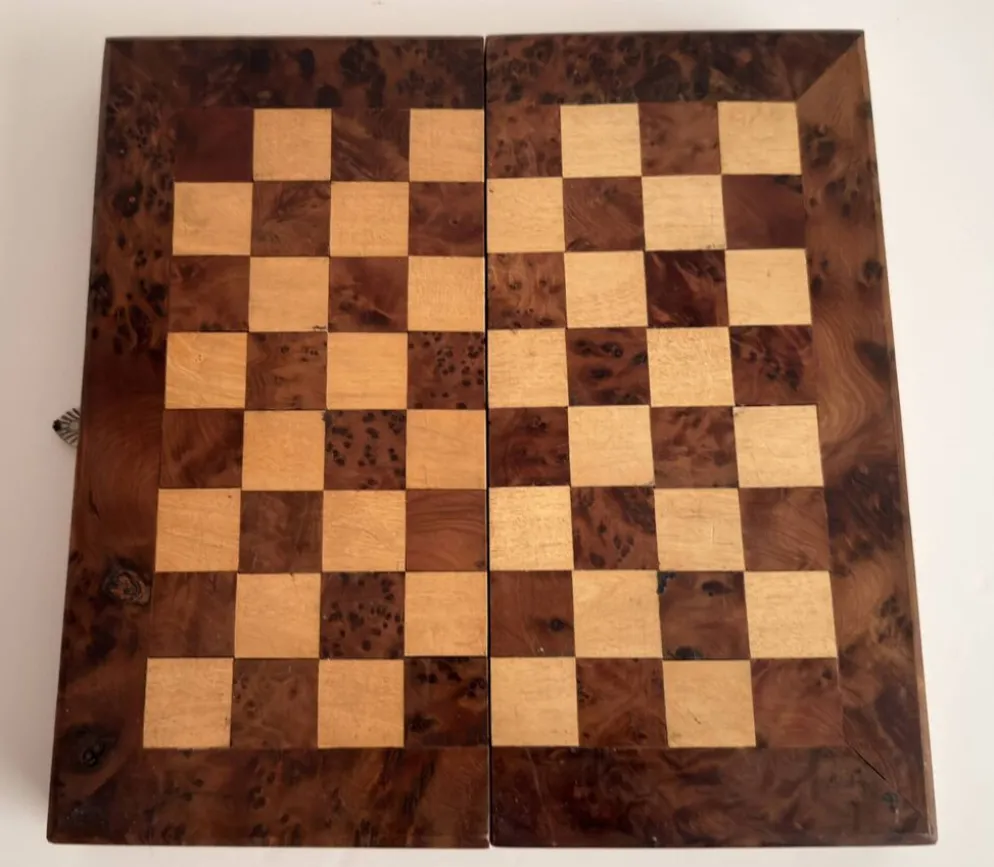 Ancien jeu d'échec en bois avec coffret bois pliant.
