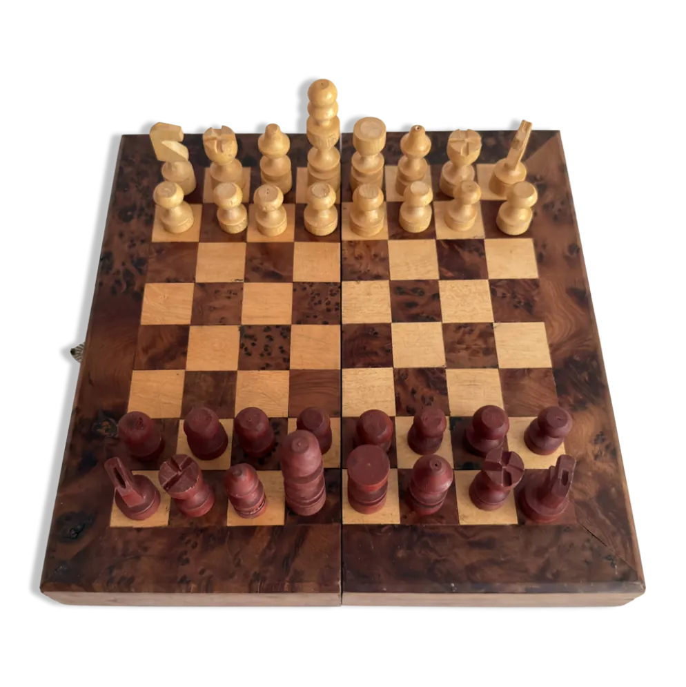 Ancien jeu d'échec en bois avec coffret bois pliant.