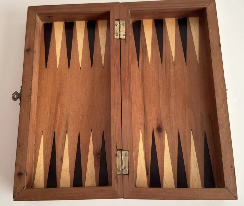 Ancien jeu d'échec en bois avec coffret bois pliant.