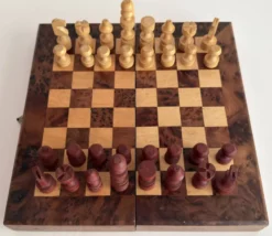 Ancien jeu d'échec en bois avec coffret bois pliant.
