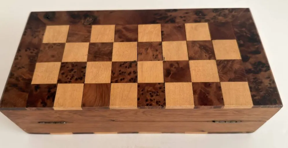 Ancien jeu d'échec en bois avec coffret bois pliant.
