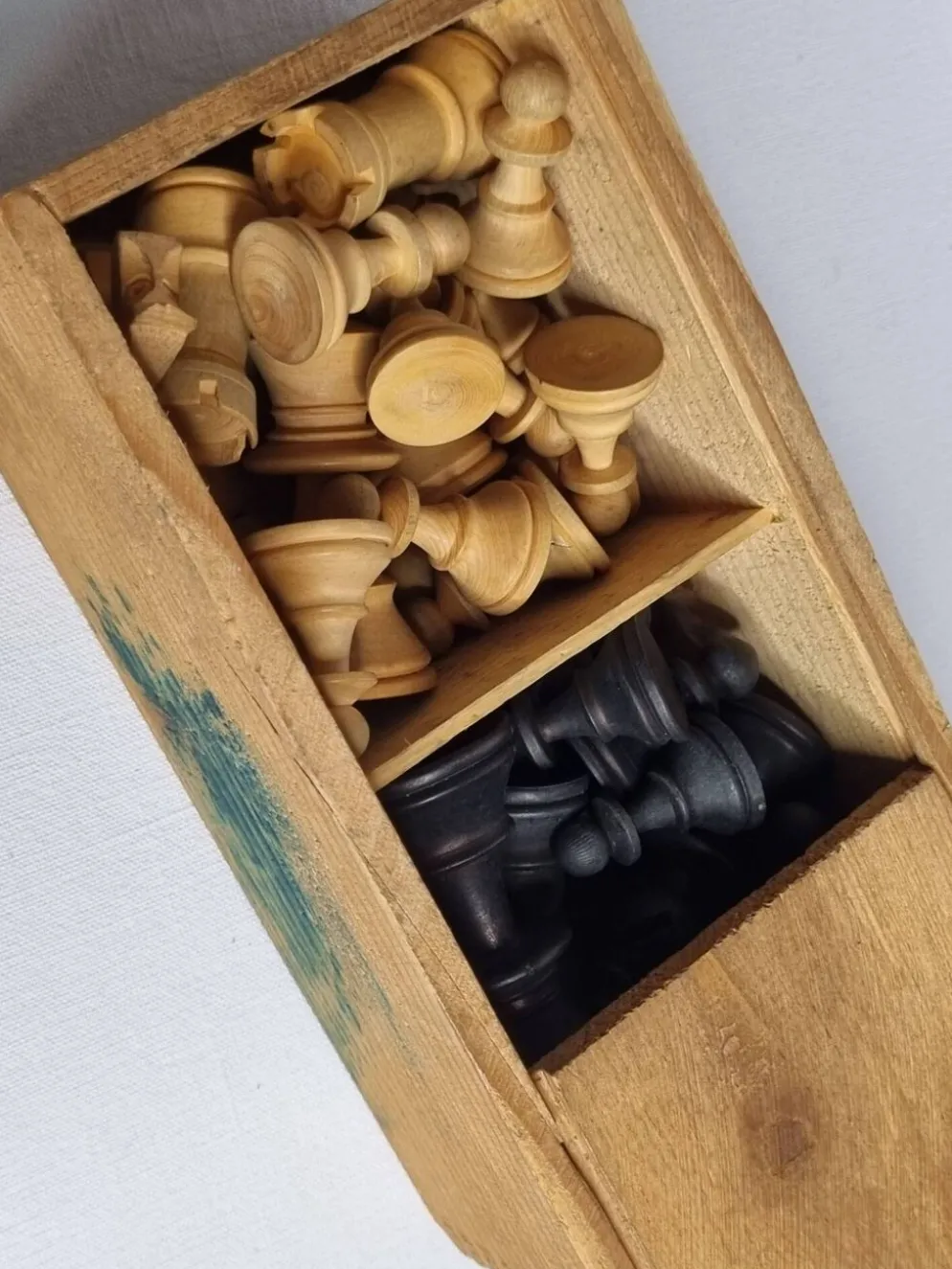 Ancien jeu d'échecs design Staunton – Pièces en bois tourné (Roi 6 cm)
