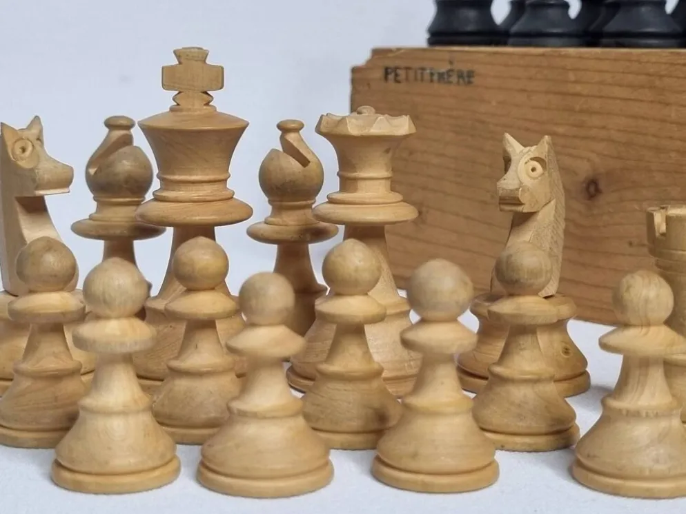 Ancien jeu d'échecs design Staunton – Pièces en bois tourné (Roi 6 cm)