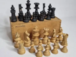 Ancien jeu d'échecs design Staunton – Pièces en bois tourné (Roi 6 cm)