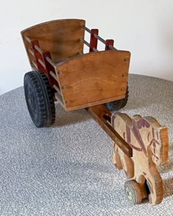 Ancien jouet en bois à tirer, attelage cheval et charrette, années 60