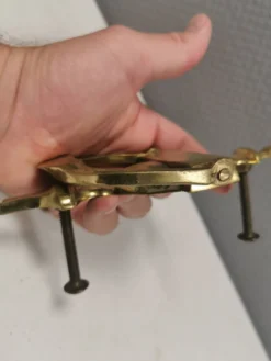 Ancien marteau de porte en laiton massif. Estimation : années 1960.