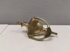 Ancien marteau de porte en laiton massif. Estimation : années 1960.